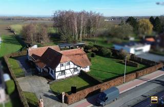 <p><span>Riante villa met bouwgrond, zwembad en paardenaccommodatie in Kortessem<br /><br /></span></p><p><span>Deze uitzonderlijke villa, gebouwd in 1981 in een charmante landelijke bouwstijl, werd <br />opgetrokken met het gebruik van historische bouwmaterialen en straalt karakter en<br />authenticiteit uit. De woning is gelegen in de rustige en groene deelgemeente Kortessem<br />(Hasselt) en bevindt zich op een ruim perceel met een breedte van maar liefst 47,5 meter.</span></p><p><span> </span></p><p><span>Dankzij deze perceelbreedte bestaat na het bekomen van een verkavelingsvergunning de<br />mogelijkheid om een extra perceel bouwgrond te creëren, wat deze eigendom ook bijzonder<br />interessant maakt als investering.<br /><br />Indeling:<br />Via een statige poort bereik je links van de woning de oprit. Een overdekt portaal leidt naar<br />de voordeur, die uitgeeft op een ruime inkomhal met vide naar de verdieping. De hal is<br />afgewerkt met een natuurstenen vloer en geeft toegang tot een gastentoilet en vestiaire.<br />Het bureau is rechtstreeks toegankelijk vanuit de inkomhal, waardoor zakelijke relaties kunnen<br />worden ontvangen, zonder de privévertrekken te betreden.<br />Aan de tuinzijde bevindt zich een uitzonderlijk ruime en bijzonder karaktervolle leefruimte van<br />ca. 66 m², voorzien van een haard en een prachtig zicht op de tuin. Vanuit de leefruimte is<br />tevens de wijnkelder bereikbaar. De volledig uitgeruste keuken sluit aan op de leefruimte en <br />geeft toegang tot een berging. Zowel vanuit de leefruimte, als vanuit de keuken, bereik je de <br />ruime tuinkamer van ca. 30 m², die voorzien is van een airco en een aangename verbinding <br />vormt met de tuin en het terras.</span></p><p><span>Op de eerste verdieping bevinden zich drie ruime slaapkamers en een badkamer.<br />In de woning zijn 3 toiletten aanwezig.<br /><br />Buitenruimte en extra voorzieningen:<br />De woning beschikt over een buitenzwembad, uitgerust met een warmtepomp. Ideaal om<br />optimaal van het buitenleven te genieten. Voor de paardenliefhebbers is er een accommodatie<br />met twee boxen en een loopweide. Verder zijn er een carport en een dubbele garage aanwezig,<br />wat zorgt voor ruime parkeermogelijkheden en praktische opslagruimte. Tevens is er een<br />hondenren voorzien.</span></p><p><span> </span></p><p><span>Troeven:<br />- Riante en karaktervolle villa<br />- Rustige ligging in een landelijke omgeving<br />- Ruim perceel met ontwikkelingsmogelijkheid (bouwgrond na verkaveling)<br />- Zeer ruime leefruimte en praktische indeling<br />- Bureau geschikt voor vrij beroep of thuiswerk<br />- Tuinkamer met airco en zicht op de tuin<br />- Zwembad, paardenfaciliteiten, carport en dubbele garage<br /><br /></span></p><p><span>Dit alles maakt van deze villa een uitzonderlijk geheel met tal van mogelijkheden, zowel voor gezinnen <br />als voor wie wonen en werken wenst te combineren of op zoek is naar ruimte voor hobby's of dieren.</span></p><p><span> </span></p><p><span>Wenst U meer informatie over deze woning of een bezichtiging?<br />Contacteer ons op 012 26 22 05 of info@hetimmohuis.be.</span></p>