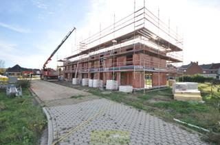 Deze BEN-woning is gelegen in een zijstraat van de invalsweg richting Ronse komende van Brakel, treft men deze gloednieuwe verkaveling! Dit op slechts 5 minuten van het bruisende stadscentrum van Ronse, met tal van horeca- en handelszaken, scholen en openbaar vervoer.<br /><br />In zijn totaliteit worden hier 15 hedendaagse BEN-woningen (reeds 2 verkocht) gerealiseerd, een <strong>verkeersluwe wijk</strong> die enkel toegankelijk is voor bewoners en een gezellige woonomgeving geniet door de gemeenschappelijke groenzone. Er is voldoende parkeergelegenheid in de wijk aanwezig, doordat er maar liefst <strong>32 privatieve carports</strong>, 8 privatieve parkeerplaatsen en parkeerplaatsen voor bezoekers voorzien worden.<br /><br />De woning is ingedeeld als volgt: ruime inkomhal, apart toilet,  een open leefruimte met keuken en een aparte bergruimte. Op het 1ste verdiep zijn er <strong>3 slaapkamers</strong>, een badkamer, de nachthal, een apart toilet en een technische berging aanwezig. Verder is er nog een privatieve tuin met terras! <strong>Inbegrepen is 1 privatieve carport!</strong><br /><br />Maak snel een afspraak en ontdek alle details, bovendien heeft u als koper ook inspraak in de materiaalkeuze van oa. de badkamer, keuken, betegeling...<br />Interesse? Contacteer Kyamo De Smet: 0479 06 13 71