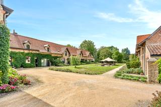 Deze charmante historische herenhoeve is TOPgelegen, op slechts 5km van zee, genietend van alle rust, privacy en met unieke verzichten...