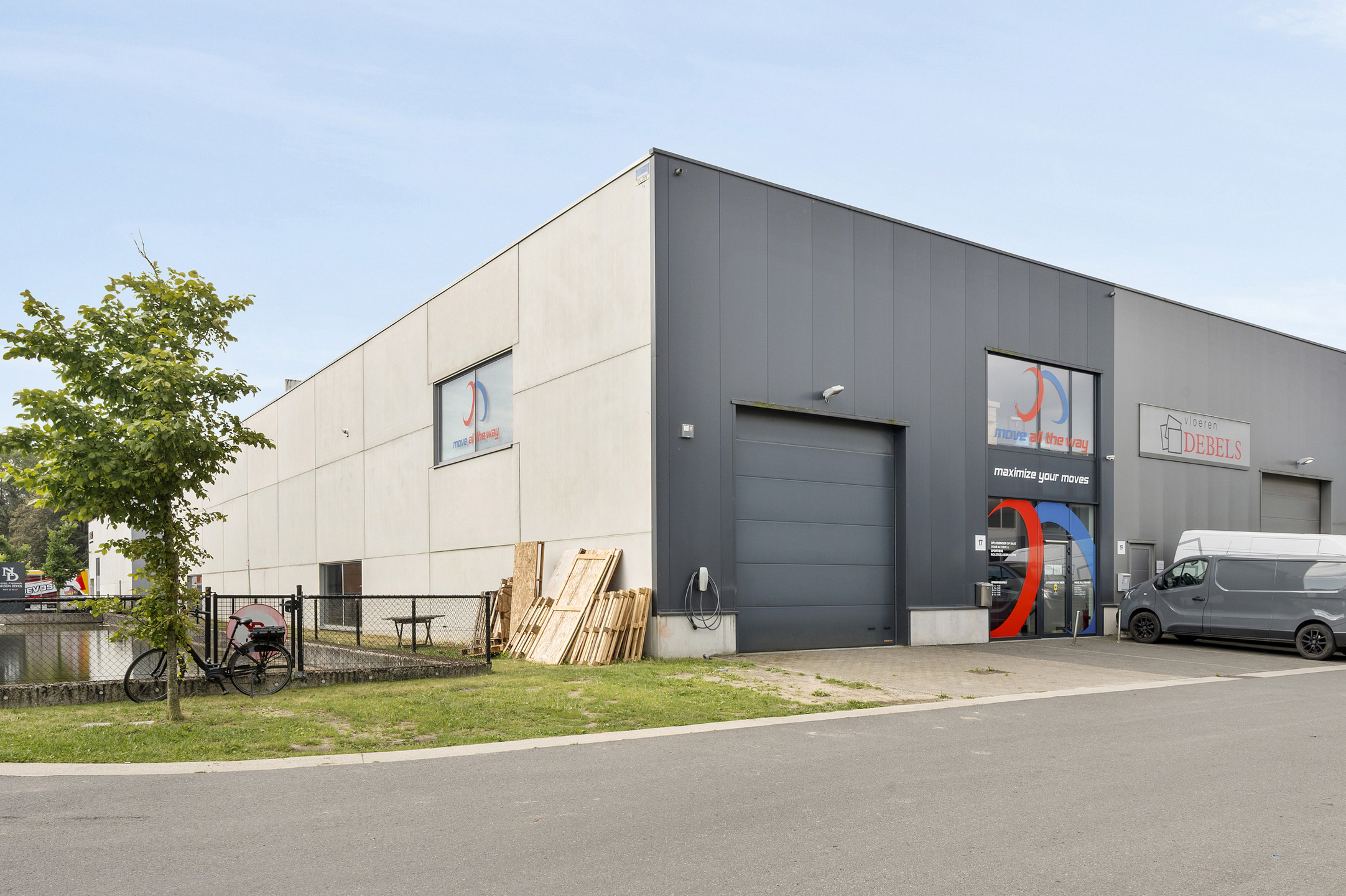 Recent bedrijfsgebouw: showroom, atelier en burelen. - foto 1