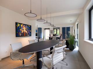 Instapklaar kantoorgebouw voorzien van alle comfort.Het kantoorgebouw beschikt over een privatieve parkeergelegenheid achteraan het gebouw.De ruime...