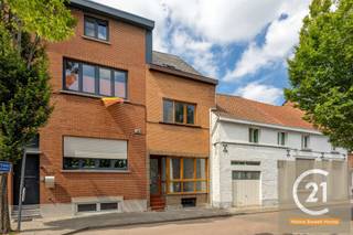 <div>
<div>
<section>
<div>
<div>
<div>
<div>
<div>
<div>
<p>Century 21 Vilvoorde-Zaventem stelt u met plezier deze charmante, volledig gerenoveerde woning voor, gelegen aan de Houtemsesteenweg 71 in Vilvoorde.</p>
<p>Deze mooie woning bevindt zich in een rustige en aangename straat en beschikt over een bewoonbare oppervlakte van ongeveer 95 m². Ze is ideaal voor starters of jonge koppels die op zoek zijn naar een instapklare woning.</p>
<p>De woning bestaat uit een ruime en lichtrijke woonkamer, twee slaapkamers, een functionele keuken en een moderne douchekamer. Dankzij de volledige renovatie kunnen de nieuwe eigenaars onmiddellijk intrekken zonder bijkomende werken uit te voeren.</p>
<p>De ramen met dubbele beglazing zorgen voor een goede thermische en akoestische isolatie, wat het wooncomfort aanzienlijk verhoogt. Dankzij de praktische indeling en de goed benutbare ruimtes biedt deze woning een aangename en gezellige leefomgeving.</p>
<p>De woning is gunstig gelegen nabij winkels, scholen, openbaar vervoer en belangrijke invalswegen, waardoor rust en bereikbaarheid perfect worden gecombineerd.</p>
<p>Een uitstekende kans voor wie op zoek is naar een gerenoveerde woning in een rustige buurt van Vilvoorde.</p>
<p>Voor meer informatie of een bezoek ter plaatse kunt u contact opnemen met Century 21 Vilvoorde-Zaventem via <strong>gokce@century21hsh.be</strong> of <strong>info@century21hsh.be</strong>. Ons team staat klaar om u verder te helpen met uw vastgoedproject.</p>
</div>
</div>
</div>
</div>
<div></div>
<div>
<div></div>
</div>
</div>
</div>
</section>
</div>
</div>
<div></div>