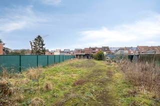 BEZOEKEN UITZONDERLIJK OP AFSPRAAK VIA HET NUMMER +324 75 20 18 05<br /><br />In de Hoogkamerstraat 57 te Temse vindt u deze ruime eigendom met een uitzonderlijk breed potentieel. Of u nu op zoek bent naar een gezinswoning, een plek om wonen en werken te combineren, of een pand met investeringsmogelijkheden – hier krijgt u de ruimte om uw plannen concreet te maken.<br /><br />De huidige indeling biedt verschillende mogelijkheden tot herinrichting. Het gelijkvloers beschikt over een ruime voorzone die perfect kan dienen als praktijkruimte, kantoor of commerciële ruimte. Aansluitend bevinden zich meerdere ruimtes die naar eigen smaak kunnen worden ingericht als leefruimte met keuken. Achteraan is er een omvangrijke ruimte die zich uitstekend leent als werkplaats, opslagruimte of uitbreiding van de woonfunctie.<br /><br />Op de verdieping kan u meerdere slaapkamers en een badkamer voorzien, terwijl ook de zolderverdieping extra uitbreidingsmogelijkheden biedt. Dit maakt het pand geschikt voor grotere gezinnen of voor wie nood heeft aan bijkomende bureel- of hobbyruimte.<br /><br />Buiten geniet u van een verrassend ruime en diepe tuin, een echte meerwaarde binnen deze omgeving. Achteraan het perceel bevinden zich bovendien twee afzonderlijke garageboxen die bereikbaar zijn via de tuin. Deze achterliggende toegang zorgt voor extra flexibiliteit en praktische mogelijkheden.<br /><br />Deze eigendom vraagt renovatie, maar biedt tegelijk een stevige basis en vooral veel toekomstmogelijkheden voor wie ruimte en ligging weet te appreciëren.<br /><br />Interesse? Neem gerust contact op voor meer informatie of om een bezoek in te plannen en ontdek zelf het potentieel van deze eigendom op het nummer +324 75 20 28 05