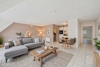<p>Appartement prêt à emménager à quelques pas du centre d’Avelgem !</p><p>Cet appartement prêt à emménager combine confort de vie, agencement pratique et situation centrale à proximité des commerces, des écoles et des transports en commun.</p><p>DISPOSITION :<br />Hall d’entrée, lumineux séjour avec cuisine ouverte équipée et débarras pratique. L’appartement dispose également d’une grande chambre et d’une salle de bains. Une cave privative est également comprise dans la vente.</p><p>Quels sont les atouts de cet appartement ?<br />♦ séjour lumineux<br />♦ cuisine ouverte équipée avec débarras<br />♦ grande chambre<br />♦ cave privative incluse<br />♦ économe en énergie : label PEB C<br />♦ à distance de marche du centre d’Avelgem<br />♦ proche des écoles, commerces et transports en commun<br />♦ idéal pour les primo-acquéreurs, couples, personnes seules ou investisseurs</p><p>Intéressé(e) par cet appartement ?<br />Contactez-nous dès aujourd’hui : charlotte@immobeguin.be</p>