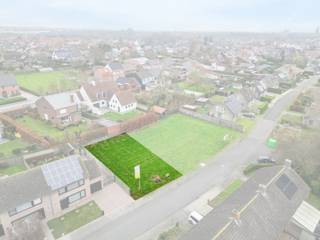 Gelegen in een rustige woonbuurt te Roeselare, treffen we dit perceel bouwgrond voor open bebouwing. Alle voorzieningen binnen wandel- en fietsafstand en toch met een vlotte verbinding door de nabijheid van de N36. 

Mooie villapercelen zonder bouwverplichting, ruime stedenbouwkundige voorschriften.

Contacteer ons op 051 480 980 en ontdek alle mogelijkheden om hier jouw droomwoning te realiseren!