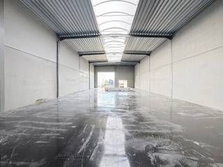 <u><strong>ALGEMEEN:</strong></u><br />Het betreft hier een opbouw van een nieuw bedrijfsverzamelgebouw, bestaande uit 18 KMO-units en 2 kantoren. <br />Rondom het gebouw is een private weg aangelegd met 58 parkeerplaatsen.<br /><br /><u><strong>Benaderende AFMETINGEN:</strong></u><br />Breedte: 11m x lengte: 28m of 307 m²<br /><br /><u><strong>AFWERKING:</strong></u><br />- <strong>Stalen constructie:</strong> gezandstraald, behandeld met lasprimer en voorzien van all meta coating<br />- <strong>Geïsoleerde (10cm PIR) gladde betonpanelen</strong> - EPB-conform<br />- <strong>Scheidingswanden in gladde betonpanelen</strong>, dienst doende als brandmuur (EI60)<br />- <strong>Gepolierde en gewapende betonvloer</strong> (15cm) met XPS vloerisolatie (volgens EPB-normering)<br />- <strong>Geïsoleerd (100mm PIR) plat dak</strong> bestaande uit geprofileerde staalplaten (Steeldeck met roofing)<br />met <strong>centrale lichtstraat</strong> (dubbelwandige polycarbonaat platen (2x 10mm vierwandig), voorzien van rook- en warmteafvoersysteem)<br />- 1 geïsoleerde, <strong>automatische sectionaalpoort</strong> (h: 4,20m; b: 4,50m) met afstandsbediening (één zender)<br />- Per unit is <strong>een raampartij </strong>voorzien en glazen inkomdeur. IDEAAL om nog een kantoorruimte te voorzien.<br />- Extra belasting voor zonnepanelen is voorzien: 15kg/m²<br /><br /><strong>Conform bijlage 6, Brandklasse C!</strong><br />Automatische branddetectie met RWA-luiken<br /><br /><u><strong>NUTSVOORZIENINGEN:</strong></u><br />De individuele aansluitingen per unit op water, elektriciteit (40A, 3 x 400V), internet/telefoonkabel van het tellerlokaal tot in de unit. Het tellerlokaal bevindt zich in unit 1, die voorzien is van 2 afzonderlijke buitendeuren. Er is een gescheiden rioleringsstelsel voorzien voor afvoer van regen- en afvalwater. Per unit is een afvoer voorzien voor sanitaire module.<br />Per 2 units is regenwaterput van 10.000 liter voorzien, met aanzuigleiding per unit (zonder pomp).<br /><br /><u><strong>OMGEVINGSWERKEN en TOEGANGSWEGEN</strong></u>:<br />Rond de gebouwen zal de buitenaanleg en de groenvoorziening uitgevoerd worden conform het lastenboek en plannen.<br /><br /><u><strong>LIGGING:</strong></u><br />- Centrale ligging in West-Vlaanderen<br />- Op slechts enkele kilometers van de autosnelweg E403 (Brugge-Kortrijk), afrit 'Ruddervoorde-Zedelgem'<br />- Op 500m van N32 - verbindingsbaan Brugge-Torhout<br /><br /><u>* Bijzonderheden:</u><br />- Vermelde prijzen zijn exclusief 21% btw, aansluitingskosten van de nutsvoorzieningen, meterkast, deelname basisakte, opmeting, PID en brandcentrale.<br />- Interessant voor btw-plichtige (21% btw is <strong>volledig recupereerbaar, geen registratie</strong>!)<br />- Voorziene oplevering: <strong>Q4 2025</strong><br />- Onze referentie op <strong>www.centro-bedrijfsvastgoed.be</strong>: <strong>Q0762-6</strong> of contacteer ons op <strong>050 70 01 02</strong>.