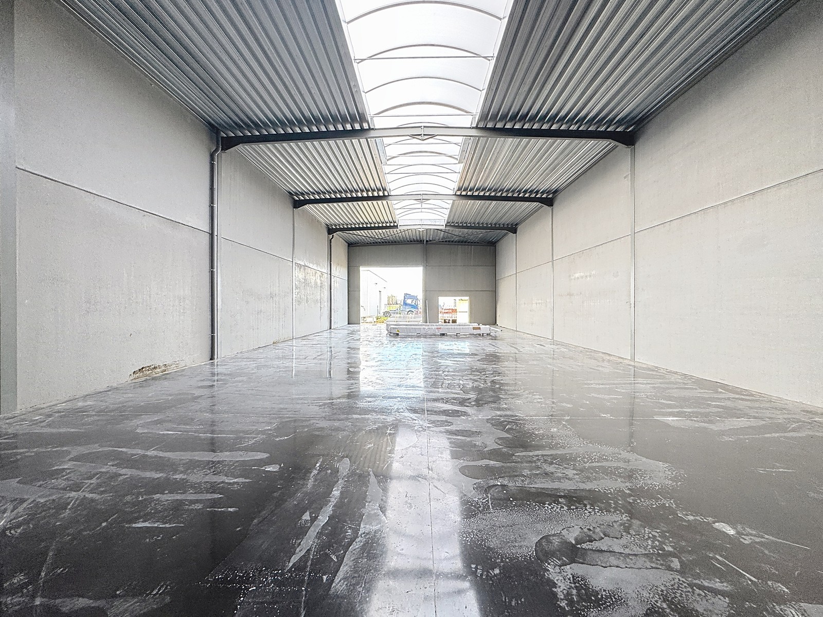 NB MAGAZIJN (307 m²) inclusief 2 private PARKEERPLAATSEN op industriezone te Zedelgem - photo 2