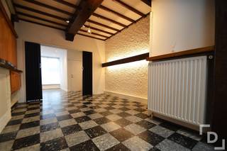 <p><span>"Gerenoveerde stadswoning in het centrum van Poperinge"</span><span><br />Deze volledig gerenoveerde stadswoning ligt in het centrum van Poperinge. Doch heeft de eigenaar van dit pand authentieke elementen behouden. Op de gelijkvloerse verdieping bestaat de woning uit een inkomhal, een ruime woonkamer met aansluitend de lichtrijke keuken. Vervolgens is er nog de veranda met aansluitend een ruime stadstuin. De eerste en tweede verdieping beschikken over 4 ruime slaapkamers waarvan 1 masterbedroom met ingebouwde kasten en een eigen uitgeruste badkamer. Bovendien beschikt iedere slaapkamer over een eigen wastafel en is er ook nog een tweede badkamer aanwezig. Langs het tweede verdiep kan men de ruime zolder betreden via de vaste trap. Zijn jullie op zoek naar een ruime stadswoning? Dan is deze woning zeker een bezoekje waard!</span></p>