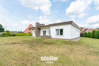 Op een rustige locatie, nabij het centrum van Eke, bevindt zich deze <strong>bungalow</strong> met veel potentieel op een <strong>mooi perceel van ca. 1.075 m²</strong>. De woning combineert een aangename ligging met een praktische indeling en biedt tal van mogelijkheden voor wie op zoek is naar comfortabel gelijkvloers wonen. <br /><br />Via de ruime inkomhal met afzonderlijk <strong>gastentoilet</strong> komt u terecht in de <strong>lichtrijke leefruimte</strong>, waar de <strong>open haard</strong> zorgt voor een warme en gezellige sfeer. Aansluitend bevindt zich de <strong>afzonderlijke keuken</strong> met naastgelegen <strong>koele berging</strong>, ideaal voor extra voorraad. <br /><br />Verder beschikt de woning over <strong>drie slaapkamers</strong>, <strong>twee badkamers</strong> en een <strong>inpandige garage</strong> die plaats biedt aan een wagen en bijkomende bergruimte. <br /><br />De <strong>ruime tuin</strong> rondom de woning biedt alle mogelijkheden om in alle rust te genieten van het buitenleven. <br /><br />Dankzij de <strong>rustige ligging</strong>, gecombineerd met de <strong>nabijheid van winkels, scholen, openbaar vervoer en een vlotte verbinding naar de E40, E17 en Gent</strong>, is dit de ideale woning voor wie op zoek is naar ruimte, rust en tal van mogelijkheden.<br /><br /><strong>Voor meer info of een bezoek, contacteer Sarah op 0476/37.42.67 of sarah@stellarimmo.be<br /></strong>