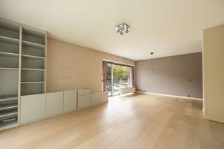 Bekijk alvast het grondplan, gunstig EPC (B – 170), asbestattest en elektrische keuring via de Wellimmo-site ("documenten")Op de eerste verdieping...