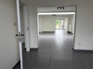 Deze functionele woning werd in 2016 vernieuwd en is momenteel vrij van huurder. Hoewel enkele elementen een kleine opfrissing kunnen gebruiken, verkeert het pand algemeen in goede staat.<br /><br />Op het gelijkvloers bevindt zich een ruime leefruimte met een recente (open) keuken die uitkijkt op een grote zuidgerichte tuin. Daarnaast beschikt de woning over een vernieuwde badkamer met ligbad én een splinternieuwe douche. Vooraan is er een extra kamer die perfect kan dienen als bureau, hobbyruimte of slaapkamer.<br /><br />Op de eerste verdieping bevinden zich twee grote slaapkamers, aangevuld met een ingerichte zolderkamer op de tweede verdieping.<br /><br />Verder beschikt de woning over twee kleine aanpalende bijgebouwen die ideaal zijn als opslagruimte of voor diverse andere doeleinden.<br /><br />Het EPC heeft momenteel label D. Deze score werd echter nooit geactualiseerd na de uitgevoerde werken, waardoor een nieuwe keuring mogelijk een gunstiger resultaat kan opleveren.<br /><br />Indien u meer inlichtingen of een bezoek wenst kan u bellen naar SAVE INVEST 09 230 30 71 of mailen naar office@save-invest.be
