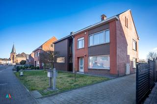 Halfopen woning met grote tuin in het hart van LoenhoutDeze charmante en praktisch ingedeelde woning ligt op een perceel van 766 m² in een rustige,...