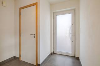 <p><span>BEZOEKMOMENT OP AFSPRAAK: ZATERDAG 05/09<br />Neem contact op met Quinten van Immo Zone op 0485/02.48.04 – quinten@immo-zone.be voor meer informatie of een bezichtiging.<br /><br />Welkom bij deze moderne lichtrijke, halfopen woning met 3 slaapkamers, gelegen te Spoorweglaan 43 Wetteren. De ligging is uiterst gunstig met winkels, scholen en openbaar vervoer in de nabijheid, het station is op wandelafstand bereikbaar. De woning bevindt zich in een rustige, doodlopende straat en biedt privé-parkeermogelijkheden voor meerdere wagens.<br /><br />De woning heeft een EPC-label A, wat garant staat voor lage energiekosten en dankzij zonnepanelen, ventilatiesysteem D, airco unit, een regenwaterput van 10.000L in de tuin en andere moderne troeven is dit echt een absolute topper!<br /><br />Binnen treft u een inkomhal met gastentoilet, gevolgd door een ruime en zeer lichtrijke leefruimte, die naadloos overgaat in de open keuken. Deze keuken is uitgerust met alle nodige toestellen en biedt veel bergruimte. Verder is er ook nog een inpandige garage met sectionale poort.<br />Op de eerste verdieping bevinden zich 3 ruime slaapkamers en een ruime badkamer met douche, dubbele lavabo, toilet en aansluiting voor was/droogmachine. Via een zoldertrap kan men de ruime zolder bereiken die extra opbergmogelijkheden voorziet.<br /><br />Buiten kan je genieten van een aangelegd terras en een grote zuid gerichte tuin. <br /><br />Bent u opzoek naar een strakke, hedendaagse woning met een top afwerking en een aangename tuin? Dan is deze instapklare woning met alle nodige voorzieningen iets voor u! Een unieke kans op een aantrekkelijke locatie.<br /><br />-EPC: 38 kWh/m²jaar – Label A<br />-Elektriciteit conform<br />-Zonnepanelen aanwezig<br />-PVC omkadering met hoogrendementsbeglazing<br /><br /></span><span>Alle documenten zijn reeds te raadplegen via de website van Immo Zone.</span></p><p><span> </span></p>