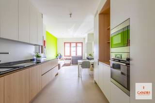 De ruime woning bevindt zich in een aangename en <strong>rustige straat</strong>, op korte afstand van het bruisende centrum van Gent. Binnen handbereik vind u vlotte verbindingen met openbaar vervoer, winkels, scholen en invalswegen. Een bijzondere troef is de nabijheid van het prachtige natuurgebied <strong>Bourgoyen-Ossemeersen</strong>. Hier geniet u van het beste van twee werelden: stedelijk comfort én groen in de onmiddellijke omgeving. <br /><br />Bij het binnenkomen komt u in de inkomhal die toegang geeft tot de eetkamer met <strong>modern uitgeruste keuken (2023). </strong>Verder vindt u de woonkamer/praktijkruimte, die uitkijkt op de <strong>tuin </strong>en zorgt voor een <strong>aangename lichtinval</strong> en wooncomfort. De woonkamer wordt vandaag gebruikt als volledig ingerichte sportstudio met uniek tegenstroombad (Elite Endless Pool). Deze sportruimte is ook volledig gerenoveerd en ingericht met inbouwkasten, gastentoilet, wasruimte en aparte douchecel. De woning beschikt ook over een keldder. Op de eerste verdieping bevindt zich een ruime slaapkamer en een <strong>moderne badkamer</strong>. De tweede verdieping telt nog twee volwaardige slaapkamers (momenteel 1 ruimte), aangevuld met een <strong>mezzanine </strong>die ideaal is als extra bergruimte. Het hoofdgebouw werd in 2012 gerenoveerd en de achterbouw werd in 2020 gerenoveerd. Dit houdt een <strong>totaalrenovatie </strong>in (nieuwe af- en toevoer water/gas, vernieuwing elektriciteit, regenwaterput, behandeling tegen opstijgend vocht enz.)<br /><br />Een extra troef is de <strong>aparte zijingang</strong>, die zorgt voor extra flexibiliteit en praktische toegankelijkheid (<strong>recht van doorgang</strong>).<br /><br />Wenst u graag een bezoek in te plannen? Contacteer Laura via<strong> 0492 07 26 62 </strong>of<strong> laura@convas.be</strong>