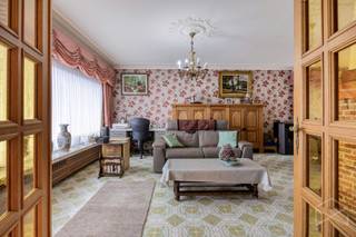 <br /><strong>Gezinswoning op perceel van 22a 92ca met 3 slaapkamers te koop in Klein-Vorst, Laakdal</strong><br /><br />Op de Geelsebaan, nabij het centrum van Klein-Vorst (Laakdal), vinden we deze leuke woning. De woning is gelegen op fietsafstand van het centrum met een supermarkt, warme bakker, horeca en openbaar vervoer. Omliggende gemeenten, zoals Tessenderlo-Ham en Meerhout, zijn vlot bereikbaar. De op- en afrit van de E313 bevindt zich op slechts 5 minuutjes rijden.<br /><br />Via de inkomhal (14,45m²) komen we de woning binnen. Deze is voorzien van een vestiairekast en geeft toegang tot het aparte toilet (1,39 m²).<br />De ruime woonkamer (38,68m²) geniet dankzij de grote raampartijen van veel natuurlijke lichtinval. De pelletkachel zorgt voor een gezellige sfeer. Aansluitend bevindt zich de eiken keuken (12,4 m²), uitgerust met een koelkast, oven en gasvuur.<br />De woning beschikt over drie slaapkamers (12,23 m², 13 m² en 15,35 m²). Alle slaapkamers zijn voorzien van rolluiken en een laminaatvloer. De badkamer (5,91 m²) is ingericht met een enkele lavabo, ligbad, douche en toilet.<br />Daarnaast is er een ruime wasberging (21,50 m²), die niet alleen plaats biedt voor de aansluiting van de wasmachine, maar ook extra bergruimte voorziet.<br /><br />De woning beschikt verder over een kelder van 22,79 m² en een ruime zolder van maar liefst 81 m².<br />Voor de wagen is er een ruime oprit en een garage van 21,90 m².<br /><br />A<span>chteraan de woning bevindt zich een grote, volledig omheinde tuin. Een absolute troef is het aanwezige werkhuis, dat ideaal is voor wie op zoek is naar een hobbyruimte of werkplaats.</span><br />Op het achterliggende perceel bestaat de mogelijkheid om dieren te houden, zoals ook op de foto’s te zien is.<br /><br />De woning wordt verwarmd via centrale verwarming op aardgas. Daarnaast zijn er 8 zonnepanelen van elk 405 Wp aanwezig.<br />De berekende energiescore bedraagt 339 kWh/m²/jaar, wat resulteert in een energielabel D.<br /><br />Spreekt deze leuke woning jullie aan? Contacteer ons via info@bosmanvastgoed.be voor meer info of een bezoek ter plaatse. Wij helpen je graag verder!<br />