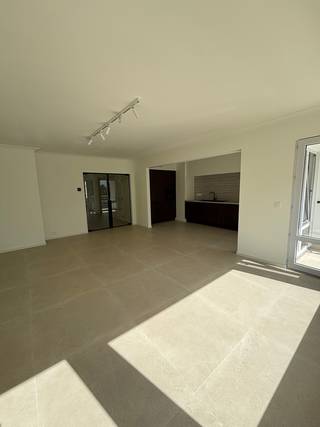 Volledig gerenoveerd appartement met drie slaapkamers gelegen te Mariakerke. Het appartement is afgewerkt met kwaliteitsvolle materialen. Lichtrijke ruime living met open ingerichte keuken voorzien van alle toestellen. De badkamer is met een inloopdouche en badkamermeubel, toilet is apart. Terras achteraan. U bent vlak aan het openbaar vervoer en op wandelafstand van het strand en alle winkels. Het voorschot voor de algemene delen komt op € 60 per maand. Het appartement is onmiddellijk vrij. Vraag gerust een bezoek aan om dit pareltje te bezichtigen