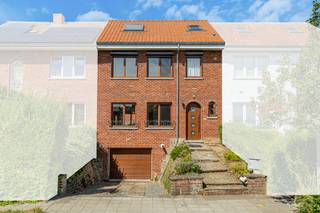 <p>We Invest Waterloo vous propose cette maison idéalement située à Braine-l’Alleud, construite en 1960 et rénovée en 2020.<br /><br />Développant 186 m² dont 137 m² habitables, elle offre de beaux volumes, trois chambres, un grenier aménageable et une grande terrasse.<br /><br />Le rez-de-chaussée se compose d’un séjour en L de 29 m² avec cuisine attenante, ainsi que d’un WC. À l’étage, vous découvrirez trois chambres de 15, 13 et 8 m² ainsi qu’une salle de douche refaite en 2013. Le dernier niveau est occupé par un grenier aménageable de 41 m², à adapter selon vos besoins. Au sous-sol, la maison dispose d’un garage de 30 m², d’une grande buanderie de 12 m² et d’une cave.<br /><br />Côté extérieur, la maison ne dispose pas de jardin mais d’une grande terrasse de 26 m² orientée nord-ouest, véritable prolongement de l’espace de vie.<br /><br />D’un point de vue technique, le bien bénéficie d’un PEB D, de châssis en double vitrage bois et de volets installés en 2020, année de la rénovation de la toiture ainsi qu’une électricité aux normes. La chaudière au gaz date de 2014 . Le revenu cadastral s’élève à 1.244 €.<br /><br />Informations et visites au 02/319.46.46 ou via <span>demandes.bw.centre@weinvest.be</span>.</p>