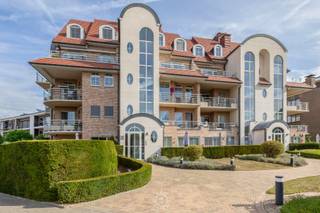 Welkom in dit <strong>indrukwekkende hoek-/ duplexappartement</strong>, waar wonen synoniem staat voor genieten. Dankzij de royale oppervlaktes, de slimme indeling en de overvloed aan natuurlijk licht langs drie gevels, voelt dit appartement aan als een woning. <br /><br />Op de <strong>derde en vierde verdieping van Residentie II Honfleur</strong> (bouwjaar 2004) vinden we dit pareltje terug. Je komt binnen via een <strong>inkomhal, met apart toilet</strong>, die meteen toegang biedt tot de gigantische <strong>leef- en eetruimte</strong>. Met zijn enorme oppervlakte van 75 m² en de vele riante raampartijen zijn ruimtegevoel en licht hier de sleutelwoorden. Het is een plek voor zalige diners, gezellige avonden en pure ontspanning. De <strong>halfopen, praktische keuken</strong> sluit naadloos aan en maakt het geheel compleet. Daarnaast geniet je van <strong>twee terrassen</strong> van respectievelijk 21 m² en 6 m², ideaal georiënteerd naar het noorden en het zuiden. Zo kan je op elk moment van de dag genieten van de zon of er juist de verkoeling opzoeken.<br /><br />De bovenverdieping verrast met <strong>drie comfortabele slaapkamers</strong> (22, 18 en 16 m²), een <strong>badkamer met ligbad en douche</strong>, en een <strong>handige wasberging</strong>. Alles wat je nodig hebt is hier aanwezig - met ruimte in overvloed voor het hele gezin.<br /><br />Een <strong>garagebox</strong> dient ook aangekocht te worden voor €25.000.<br /><br />Dit duplexappartement combineert het ruimtelijk gevoel van een huis met de praktische voordelen van een appartement. Een unieke plek waar je je meteen thuis voelt.<br /><br />Kom het zelf ontdekken en neem contact op via laurens@claves.be of op 0476 21 35 46.