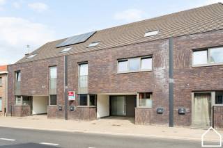 Deze energiezuinige woning uit 2021 biedt de ideale kans als investering, eerste woonst zonder zorgen of een gezellige gezinswoning met zijn EPC A, 4 slaapkamers, tuin en garage op een ideale uitvalsbasis richting Ieper, Poperinge, Heuvelland,...<br /><br />ONTDEK DEZE WONING VIA DE VIDEO: https://youtube.com/shorts/wPeVEykwALc<br /><br />INDELING<br /><br />*GLV: oprit (5m x 2m) - inkomhal (3,98m²) met apart toilet en handwasbakje - (was)berging (6,07m²) - open keuken met een eiland (26,47m²) bestaande uit een heteluchtoven, microgolfoven, frigo, vaatwasser, inductiekookplaat en spoelbak - leefruimte (26,51m²) - terras (18,4m²) - tuin (80m²) - garage met sectionale poort (25,38m²)<br /><br />*1STE VERDIEPING:<br />Nachthal (8,32m²) met apart toilet - 2 slaapkamers/en of 1 bureauruimte en 1 slaapkamer (15,12m² - 8,4m²) - badkamer met inloopdouche, wastafel met dubbele wastafel (8,10m²)<br /><br />*2DE VERDIEPING:<br />Nachthal (4,82m²) - 2 SLPKS (11,52m² - 10,10m²) - aparte berging (5,43m²)<br /><br />*ZOLDER (12,85m²)<br /><br />*EXTRA: conforme elektrische keuring - 2021 gebouwd - 10.000L - zonneboiler - ventilatiesysteem - keukenapparatuur van SMEG<br />