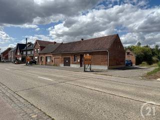 Te renoveren hoeve te koop!!Je komt de lichtrijke leefruimte meteen binnen. Verder heb je een ruime keuken, garage, 2 slaapkamers berging/wasplaats...