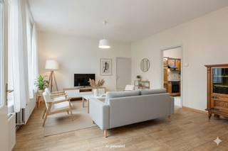 In de Casselstraat 49, pal in het centrum van Poperinge en recht tegenover de kerk, vinden we dit charmant huis te koop met enorm veel...