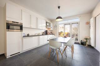<strong>Instapklaar appartement van 77m², op de eerste verdieping, met o.a. 1 slaapkamer en terras, vlakbij de Grote Markt van Turnhout. EPC: label B (190 kWh/m²), asbestveilig en elektriciteit conform.</strong><br />
<p><strong>Ligging:</strong> Het appartement ligt vlakbij de Grote Markt van Turnhout met winkel, horeca, scholen, openbaar vervoer… op wandelafstand. Minder dan 5 minuten rijden naar de oprit van de E34, wat voor een vlotte verbinding zorgt richting Eindhoven en Antwerpen.</p>
<p><strong>Indeling: </strong>Leefruimte met open keuken, berging/wasplaats, nachthal, badkamer, slaapkamer, terras, gezamenlijke fietsen- en afvalberging. Kelderberging.</p>
<p><strong>Omschrijving: </strong>Goed onderhouden en instapklaar appartement op de eerste verdieping, aan de rustige achterzijde van het gebouw. U komt binnen in de leefruimte met links een zithoek op parketvloer en rechts de ruime open keuken op tegelvloer. De keuken is voorzien van keramische kookplaat, dampkap, koelkast, vaatwasser en combi-oven. Naast de keuken bevindt zich nog een praktische berging, welke ook dienst doet als wasplaats. Via de nachthal komt u links in de badkamer, voorzien van inloopdouche, wastafel met meubel en toilet. Aan de rechterkant bevindt zich de ruime slaapkamer voorzien van parketvloer. Het terras van 10m² is te bereiken via de leefruimte en biedt zicht op de binnenkoer. Verder beschikt het appartement nog over een kelderberging.</p>
<p>De residentie is voorzien van een gemeenschappelijke fietsenberging en afvalberging.</p>
<p>Meubels, gordijnen en verlichting zijn over te nemen, in samenspraak.</p>
<em>Bijzondere informatieplicht: in aanvraag</em>