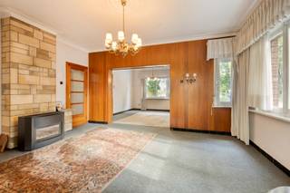 Te renoveren woning, gelegen in Onze-Lieve-Vrouw Olen, op wandel - / fietsafstand van winkels, openbaar vervoer, scholen, station, ..., en met een vlotte verbinding naar de omliggende gemeentes Geel, Westerlo, Herentals en Kasterlee, alsook de E313. <br /><br />Op het gelijkvloers bestaat de woning uit een inkomhal, een woonkamer bestaande uit een eethoek en een zithoek, en een keuken. De aanbouw is opgedeeld in een veranda, badkamer, toilet en berging. <br /><br />De nachthal op de 1ste verdieping geeft uit op 3 slaapkamers. Een vaste trap geeft toegang tot de ruime zolderverdieping dewelke je nog kan inrichten. Indien je de zolderverdieping bestemt als extra slaapkamer, beschik je over drie ruime slaapkamers. Dit biedt de mogelijkheid om de kleinste slaapkamer in te richten als badkamer.<br /><br />Koele berging vind je in de kelder.<br /><br />De woning is gelegen op een ruim zongeoriënteerd perceel van 1.065 m². Achter de woning bevindt er zich een bijgebouw bestaande uit een garage en tuinberging. Het perceel is achteraan tevens bereikbaar via een servitude. Het achterliggende gebied betreft agrarisch gebied (weilanden), waardoor je een mooi zicht kan genieten.<br /><br />Dit pand is onderworpen aan de renovatieverplichting van de Vlaamse overheid voor residentiële gebouwen (behoudens bij sloop binnen 6 jaar na de aankoop). Consulteer voor meer informatie de website van het Vlaams Energie- en Klimaatagentschap via https://www.vlaanderen.be/een-huis-of-appartement-kopen/renovatieverplichting-voor-residentiele-gebouwen.<br /><br />Mogelijke financiële tegemoetkomingen (indien u aan de voorwaarden voldoet): sloop & heropbouw of renovatie aan 6% BTW, premies voor renovatie en de Mijn VerbouwLening (tot € 60.000).<br /><br />Stedenbouwkundige inlichtingen in aanvraag.
