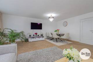 KIJKDAG: 10/10/26 VAN 14U TOT 16U (OP AFSPRAAK)<br /><br />AALST - Op zoek naar ruimte, comfort én mogelijkheden? Deze volledig gerenoveerde bel-etagewoning biedt het allemaal!<br /><br />Gelegen aan de stadsrand van Aalst, vlak bij scholen, openbaar vervoer, het station, de Ring en de E40, geniet deze woning van een bijzonder strategische ligging.<br /><br />De woning verrast door haar indrukwekkende ruimte en veelzijdige indeling. Op het gelijkvloers bevinden zich de inkomhal, garage, wasruimte en een ruime slaapkamer.<br /><br />De eerste verdieping vormt het gezellige leefgedeelte met een ruime living van maar liefst 36 m², een volledig geïnstalleerde keuken en aangename veranda. Vanuit de veranda is er toegang tot het ruime terras en de volledig aangelegde stadstuin, waar u dankzij de volledige privacy heerlijk kunt genieten van rust en groen.<br /><br />Op de tweede verdieping bevinden zich 3 ruime slaapkamers en een badkamer. De derde verdieping beschikt over een grote masterbedroom, een extra slaapkamer en een tweede badkamer.<br /><br />Met 6 slaapkamers, 2 badkamers, garage, terras en een private stadstuin biedt deze woning uitzonderlijk veel mogelijkheden.<br /><br />Ideaal voor grote of nieuw samengestelde gezinnen, maar ook bijzonder geschikt voor zelfstandigen of vrije beroepers die wonen en werken willen combineren.<br /><br />Een ruime, kwalitatief gerenoveerde woning met een uitstekende bereikbaarheid en een verrassend aantal mogelijkheden. Zeker een bezoek waard!