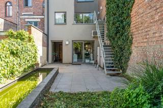 Bent u op zoek naar een instapklaar handelsgelijkvloers of een praktijkruimte met een groot West-gericht terras (+/- 30m²) en tuin ? Gelegen in een herenhuis met hoge plafonds, vlakbij het Station van Leuven, de Bondgenotenlaan en het Ladeuzeplein. Momenteel is dit een tandartsenpraktijk met een receptie, een wachtzaal met apart toilet, een groot West-gericht terras en tuin en ondergrondse kelder.<br />EPC label B - elektriciteit is conform - airco aanwezig - geen asbest. Voor meer info of bezoek kan u me bereiken op 0477 284876 of vincent@immojanstas.be. Bijkomende info en attesten kan U hieronder downloaden ↓