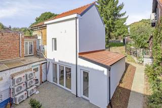 **Investeren nabij Gasthuisberg**Op een steenworp van het centrum van Leuven kan je dit opbrengstpand met 2 vernieuwde studio's terugvinden. We...