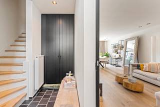 TOPPER! Recente mooi afgewerkte PASTORIJWONING met 4 SLK, CARPORT en TUIN! Afgewerkt met KWALITATIEVE MATERIALEN! Rustig doch centraal gelegen te Roeselare!  

INDELING: inkom met apart toilet, en vestiaire lichtrijke leefruimte (mooi parket) met open volledig geïnstalleerde luxe-keuken (toestellen Smeg) met eiland, handige berging/wasplaats. Aangename zonnige omheinde tuin met gezellig overdekt terras en ideale berging + carport. Op de 1ste verdieping bevinden zich de overloop, apart toilet, badkamer (dubbele lavabo, bad en inloopdouche) en 2 ruime slaapkamers (inmaakkasten). Op de 2e verdieping bevinden zich tevens 2 slaapkamers (inmaakkasten en een berging. TROEVEN: perfect onderhouden, dubbel glas, centrale verwarming aardgas, CARPORT, ZONNIGE TUIN! Bezoek na afspraak met Immo Beguin: info@immobeguin.be