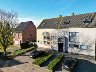 <u><strong>Te koop: lichtrijk duplexappartement met 2 slaapkamers in Heusden</strong></u><br /><br />Ontdek dit charmante duplexappartement, ideaal gelegen op de Everselkiezel 68 bus 2 in Heusden, op een boogscheut van winkels, scholen, openbaar vervoer en belangrijke invalswegen. De ligging combineert het beste van twee werelden: rustig wonen in een kleinschalig gebouw met slechts 4 appartementen, en toch dicht bij alle voorzieningen die het dagelijkse leven comfortabel maken.<br /><br /><strong>Indeling</strong><br />Het appartement is verdeeld over de eerste en tweede verdieping en biedt een aangename indeling met veel natuurlijke lichtinval.<br />Bij binnenkomst bevindt zich de woonkamer die aansluit op de uitgeruste keuken met koelkast, oven, kookplaat en afzuigkap.<br />Dankzij de grote raampartijen geniet je hier van een prachtige lichtinval. Via de leefruimte heeft u toegang tot een ruim terras van maar liefst 62,5 m². Op deze verdieping bevindt zich tevens een gastentoilet.<br /><br />Op de tweede verdieping vindt u twee slaapkamers, een badkamer voorzien van ligbad, wastafel en toilet, en een wasruimte met aansluiting voor wasmachine.<br /><br /><strong>Extra troeven</strong><br />- Zeer ruime kelder van 42,99 m²<br />- Privatieve garagebox aan de achterzijde van het complex<br />- Kleinschalig gebouw met slechts 4 appartementen<br />- Lage gemeenschappelijke kosten (55 euro/maand)<br />- EK Confrom <br />- EPC-label C<br /><br />Spreekt dit appartement jou aan en wens je graag een bezichtiging in te plannen?<br />Neem dan zeker contact met ons op!<br /><br /><strong>Tel.: 0032(0)485 97 49 28<br />E-mail: info@co-realestate.be</strong>