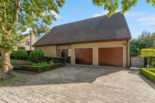 <p>Deze woning werd in 1993 opgetrokken en omvat een <strong>bewoonbare oppervlakte van 254m² </strong>(excl. zolder en kelder) en is gelegen op een perceel van 690m². Het perceel is volledig omheind en zorgt voor <strong>100% privacy</strong>. De oprit, wandelpaden en het terras werden vernieuwd in 2011, ook toen werd er tuinberging voorzien met overkapping van 32m². De oprit biedt plaats voor meerdere wagens, net zoals de dubbele garage met automatische sectionaalpoort. De<strong> tuin werd volledig aangelegd</strong> met beplantingen en een vijver, meerdere terrassen en dit met een <strong>zuid oriëntatie.</strong></p><p>De woning kent volgende indeling: inkomhal met gastentoilet, ruime eet- en woonkamer met toegang tot een af te sluiten bureau en de geïnstalleerde keuken (met vernieuwde toestellen). Via de keuken kom je in de wasruimte met connectie naar buiten, de douchekamer en de dubbele garage. Via de garage is er nog toegang tot een kleine berging en de droge kelder (12m²). Via de nachthal is er toegang tot maar slaapkamers, waarvan 2 met inloopkast en de badkamer. Tot slot is er nog een ruime opbergzolder voorzien.</p><p>De woning <strong>kent voldoende comfort</strong>, kent een <strong>schitterend onderhoud</strong> en dient enkel aangepast te worden naargelang hedendaagse normen, eigen smaak en wensen! Doorheen de woning werd gebruikt gemaakt van <strong>hoogwaardige en kwalitatieve materialen</strong>. Overige troeven: zonneluifel, screens aan de keuken, zonnepanelen en -boiler, gashaard, ..</p><p>Kortom, alles is aanwezig en dit verduidelijken we graag tijdens een bezoek aan dit pand!</p>