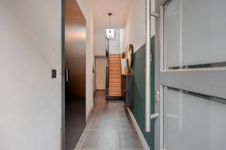 Ben je op zoek naar een woning waar je meteen van kunt genieten, zonder zorgen?Dan is deze volledig gerenoveerde woning precies wat je zoekt.Je stapt...