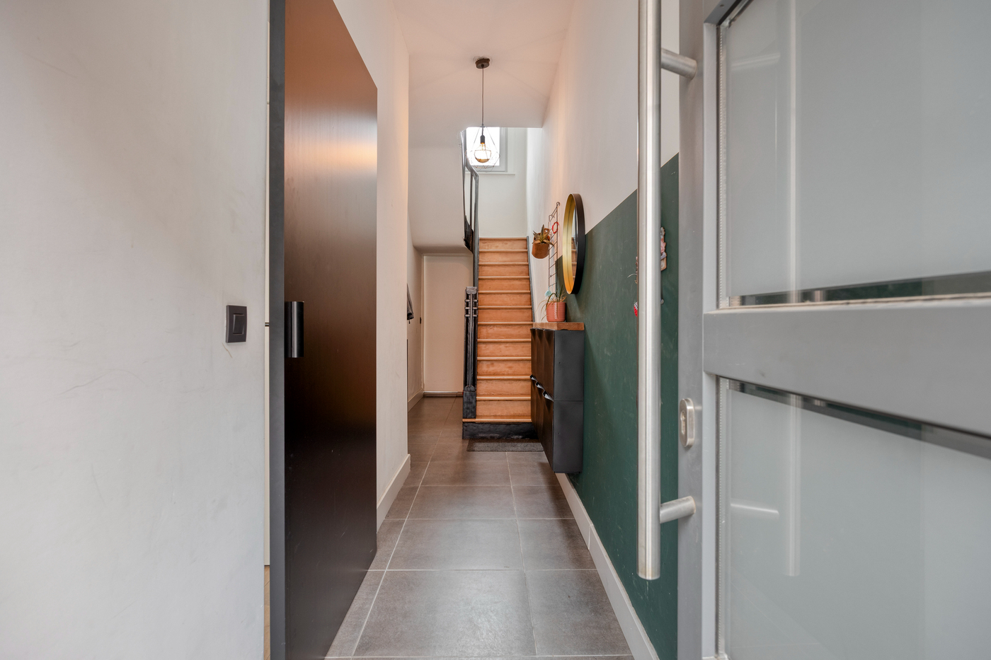 Volledig gerenoveerde gezinswoning met 3 slaapkamers en tuin – instapklaar! - photo 2