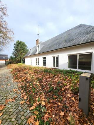  Villa met professionele opslagruimte, kelder en kantoorruimtes. Een domein waar ruimte, uitstraling en mogelijkheden samenkomen. Op een bijzonder...