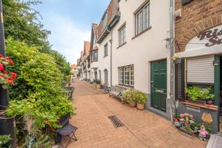 <span>Prachtige, karaktervolle woning op een uitzonderlijke ligging in het hart van Het Zoute, verscholen langs een charmant paadje en op slechts enkele stappen van het Dominicanenkerkje en het strand. Indeling: inkomhal met vestiaire. Lichtrijke woon- en eetkamer met aansluitend een volledig uitgeruste open keuken. Praktische wasruimte. Op de eerste verdieping bevindt zich de ruime masterbedroom met ingemaakte kasten, evenals een badkamer met ligbad, douche, lavabo en toilet. De tweede verdieping omvat een tweede ruime slaapkamer met ingemaakte kasten. Douchekamer met lavabo en toilet. Derde slaapkamer. Als extra troef beschikt de woning over een zonovergoten dakterras met een prachtig open uitzicht over Het Zoute.</span><br /><span>Een unieke, instapklare woning op een absolute toplocatie.</span>