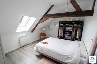 Op zoek naar een investering? <br /><br />In een kleinschalige residentie op een toplocatie bevindt zich dit volledig gerenoveerde appartement. Met een bewoonbare oppervlakte van 86 m² werd deze woning afgewerkt met duurzame en kwalitatieve materialen, wat zorgt voor een moderne en comfortabele woonbeleving.<br /><br /><strong>Momenteel is het appartement verhuurd via het Sociaal Verhuurkantoor (SVK) tot en met 21 augustus 2029. Dit garandeert een stabiele en langdurige huuropbrengst. Bovendien staat het SVK in voor het dagelijks beheer, onderhoud en eventuele herstellingen, volledig conform het Vlaams Woninghuurdecreet – een zorgeloze investering dus.</strong><br /><br />Het appartement beschikt over een gunstige EPC-score van B.<br /><br />Een bijkomende troef is de aanwezigheid van meerdere parkeerplaatsen achteraan het gebouw. Daarnaast geniet het pand van een centrale ligging met vlotte verbindingen en een directe nabijheid van winkels, scholen en openbaar vervoer.<br /><br />Aarzel niet om deze uitzonderlijke investeringskans te ontdekken. Contacteer ons vrijblijvend voor meer informatie of een bezoek. Wij begeleiden u graag met de glimlach in uw zoektocht naar het ideale investerings- of commercieel pand. Tel. 051 62 40 40