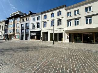 2-slaapkamerappartement aan de Grote Markt te Tienen, met onder andere een bewoonbare oppervlakte van 80 m², twee slaapkamers (één grote en...