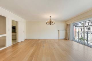 Spacious and well-kept apartment for sale with 2 bedrooms in the heart of RoeselareThis well-maintained apartment with a living area of 94 m² is located in a strategic location in the Ooststraat, near the Grote Markt. Shops, restaurants, library, public transport and other facilities are literally within walking distance.The apartment is located on the third floor above gallery De Meester and includes an entrance hall with separate toilet, a bright living room with parquet flooring and access to the front balcony with a view of the Ooststraat, Roeselare's central shopping street. There is also a separate equipped kitchen, practical storage and a night hall with a built-in closet.There are two full bedrooms at the back, one with access to the rear terrace. The bathroom has a shower and sink. In addition, the apartment has a private basement storage room.Extra benefits:* Blank electrical inspection* Elevator available in the building* Favorable EPC label B* Central location in the city centerOptionally, an underground parking space (initial price: €20,000) can be purchased, accessible via the Grote Markt.EPC: 191 kWh/m²EPC: The property is offered through the Pre-sale formula. On 17/06/2026 between 16:00 and 18:00, you can come visit the property by appointment and make an offer. The listed price is a starting price. For further information, please contact the property agent.Register of measures: no