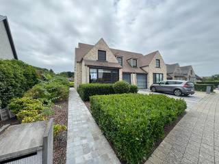 In het rustige en groene Ename bieden wij deze recente, uitstekend onderhouden halfopen bebouwing te huur aan. De woning is volledig...