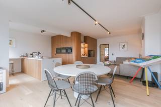 Vivre avec style au bord de l’eau, au cœur de Gand<br /><br />Idéalement situé le long du Nieuwbrugkaai, à proximité de Portus Ganda et à distance de marche du centre-ville animé, cet appartement prêt à emménager et rénové avec goût vous séduira immédiatement. Vous y profitez chaque jour d’une vue dégagée sur l’eau, d’une belle luminosité et d’un environnement calme, tout en ayant commerces, services et restaurants à portée de main.<br /><br />L’appartement se trouve au deuxième étage de la Résidence Toledo et offre une superficie habitable d’environ 100 m². Il a été récemment entièrement rénové avec un grand souci du détail et des finitions haut de gamme. Des matériaux durables et de qualité ont été utilisés, tels que placage en noyer, plans de travail en mortex, parquet et électroménagers premium. De plus, l’appartement dispose d’un label énergétique EPC A.<br /><br />Disposition<br /><br />Vous accédez à l’appartement par un hall d’entrée avec vestiaire. Depuis cet espace central, vous rejoignez deux chambres spacieuses situées à l’arrière au calme, une salle de bain moderne, un WC séparé et un espace de rangement pratique. Les deux chambres sont équipées d’armoires sur mesure, et la chambre de gauche donne accès à la terrasse arrière avec un local de rangement extérieur.<br /><br />Le débarras intérieur offre de nombreux espaces de stockage et dispose des raccordements pour une machine à laver et un sèche-linge.<br /><br />Le séjour, très lumineux et ouvert, bénéficie de grandes baies vitrées sur toute la largeur, offrant une vue agréable et dégagée sur les environs. Bref, un pied-à-terre idéal offrant une expérience de vie unique.<br /><br />Pour plus d’informations et/ou une visite, CONTACTEZ LAURA au +32 473 41 35 62 ou par mail à info@vicusvastgoed.be