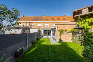 - Ideale ligging in Ingelmunster: Meulebekestraat 14<br />- Lichtrijke leefruimte met open keuken <br />- Badkamer met wastafel, douchebad en toilet<br />- Extra gastentoilet<br />- 4 volwaardige slaapkamers + kleine kamer<br />- Zuidgerichte tuin met terras en overdekt terras <br />- Handige tuinberging<br />- Kelder<br />- EPC label C, geen renovatieplicht<br />- Overal hoogrendementsbeglazing<br />- Richtprijs: € 279.000