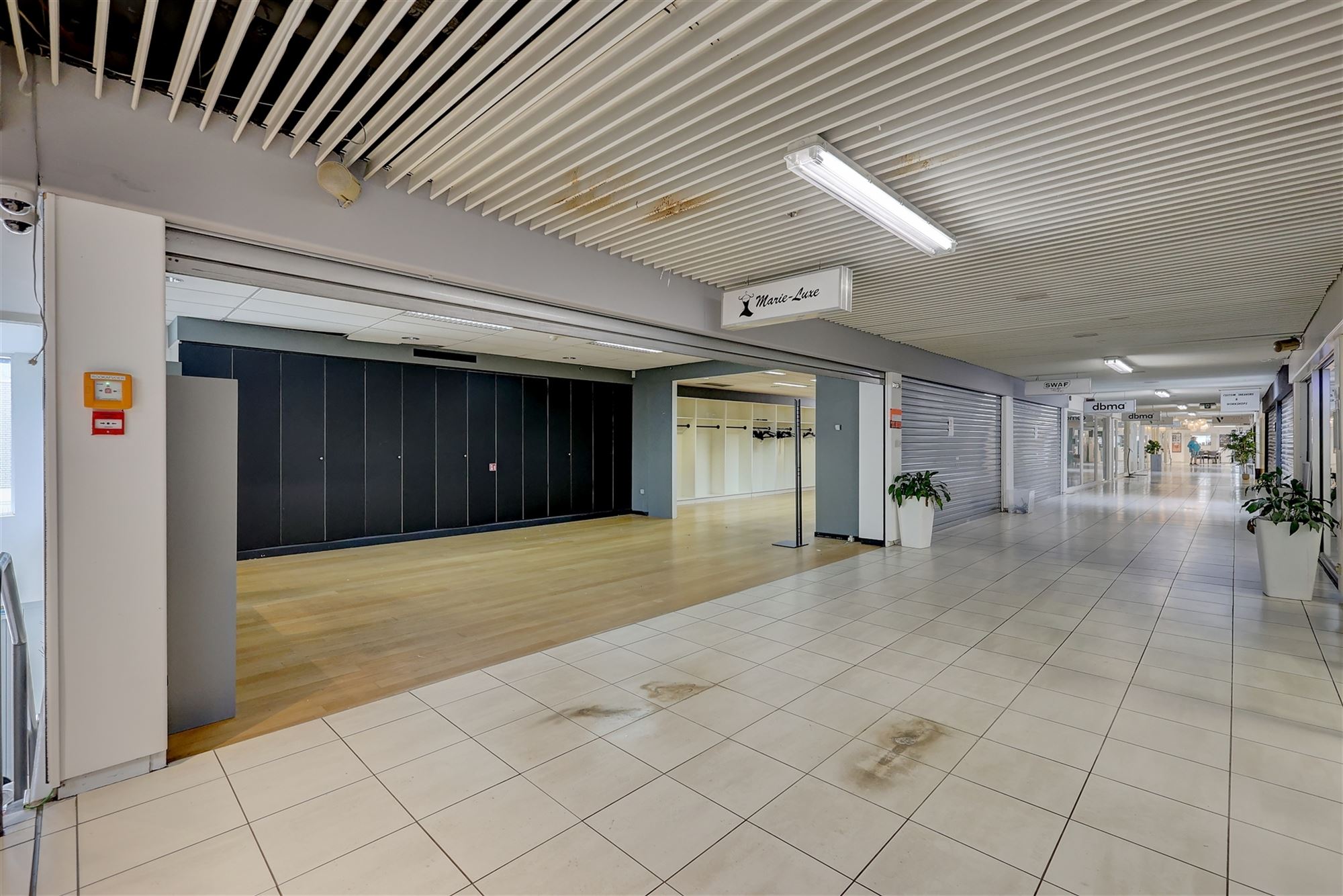 Ruim handelspand op een commerciële locatie op de Bist in Wilrijk - foto 1