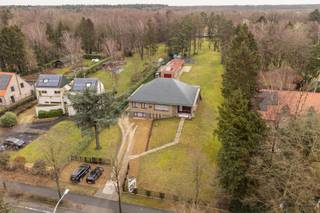 Welkom in deze charmante villa boordevol potentieel, gelegen op een uitzonderlijk ruim perceel van maar liefst 6.270 m². Een unieke kans voor wie...