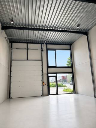 <p>Te huur: KMO UNIT te Elverdinge, gelegen aan de Veurnseweg, op een strategische locatie nabij invalswegen en in een KMO-zone.</p><p><br /></p><p>De omgeving is ideaal voor ondernemers die willen profiteren van een commerciële locatie met vlotte bereikbaarheid. Het pand is ontworpen voor diverse handelsactiviteiten en biedt een solide basis om uw zaak te laten groeien.</p><p><br /></p><p>Belangrijkste ruimtes:<br />• Open handelsruimte met grote raampartijen voor optimale lichtinval en zichtbaarheid.<br />• Opslag- of werkruimte geschikt voor voorraad of productie.<br />• Parkeerplaats voor klanten en leveranciers.</p><p><br /></p><p>Troeven:<br />• Nieuwbouw (2025) – klaar voor eerste ingebruikname.<br />• Zichtlocatie langs een drukke verbindingsweg.<br />• Gelegen in een KMO-zone met goede bereikbaarheid.</p><p><br /></p><p>Neem vandaag nog contact op met uw ERA-makelaar voor een bezoek.</p><p><br /></p><p>JOUW DROOMHANDELSPAND. ZO GEVONDEN!</p>