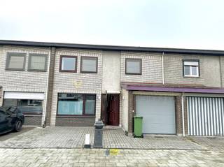 Deze verzorgde ééngezinswoning met garage, grote oprit en zonnige tuin vindt u terug in een rustige en kindvriendelijke woonwijk, de indeling is...