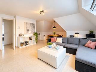 In het charmante Duinbergen vind je dit leuke appartement dat comfort en licht perfect combineert. Leuke locatie vlakbij het strand, de tramhalte en op korte afstand van Knokke-centrum.<br /><br />Indeling:<br />Inkomhal met gezellige woonkamer en open keuken die volledig voorzien is van alle apparatuur. Achteraan bevinden zich twee slaapkamers en een badkamer met dubbele lavabo en ligbad. Daarnaast beschikt het appartement over een ruime berging met aansluiting voor een wasmachine en een apart toilet.<br /><br />Het appartement is beschikbaar vanaf 1 oktober 2026.<br />Er is geen lift in de residentie.<br /><br />Huurprijs per maand: 850 euro huur + 50 euro forfaitaire syndicuskosten.<br /><br />Bezoeken? Contacteer Willem Cauwels op Tel. 050/89.27.70