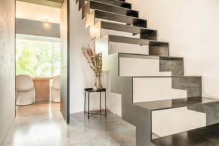 Op zoek naar een recente en energiezuinige woning met alle comfort, vlak bij het Zeekanaal? Deze eigentijdse woning staat op een ruim perceel van 1021 m² en biedt een unieke combinatie van rust, ruimte en moderne technieken.<br /><br /><u><strong>Comfort &amp; energiezuinigheid</strong></u><br />De woning is uitgerust met vloerverwarming op alle verdiepingen, aangestuurd door een warmtepomp lucht-water die in de zomer ook kan koelen. Dankzij de 17 zonnepanelen, ventilatiesysteem type D en aluminium driedubbele beglazing woon je hier niet alleen comfortabel, maar ook bijzonder energie-efficiënt.<br />Een regenwaterput van 10.000 liter, alarmvoorziening en een laadpaal maken het plaatje compleet.<br />Wil je later een gashaard in de woonkamer? De aansluiting werd alvast voorzien.<br />Hoewel de woning recent en technisch volledig up-to-date is, vraagt ze nog wat afwerkingsliefde — ideaal voor wie graag de laatste persoonlijke toets aanbrengt.<br /><br /><u><strong>Indeling</strong></u><br />Op het gelijkvloers bevindt zich een gezellige woonkamer met open keuken en aansluitende berging, een inpandige garage en een ruime buitenberging.<br />Boven vind je drie slaapkamers, een ruime badkamer en een aangename overloop met zicht op de tuin, ideaal als bureau of leeshoek.<br /><br /><u><strong>Ligging</strong></u><br />De woning ligt in een rustige straat op wandelafstand van de Schelde – perfect voor wie houdt van natuur, wandelen of fietsen.<br /> 