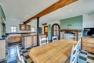 In een groene, rustige omgeving vind je deze uitzonderlijke woning met maar liefst vijf slaapkamers en drie badkamers. Dankzij twee aparte...